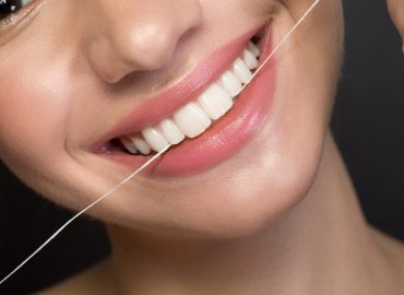 Zašto je konac za zube bitan deo oralne higijene?